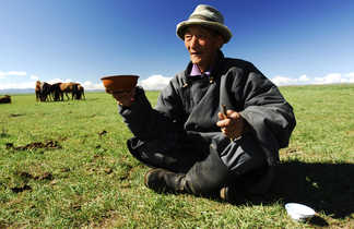Partage d'un bol d'airag, le lait de jument fermenté,  steppe et hospitalité mongoles