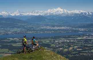 Pause VTT au Monts Jura, vue sur Gex et les Alpes