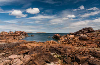 paysage typique de la côte de granit rose  parsemé de roches roses le long de la mer