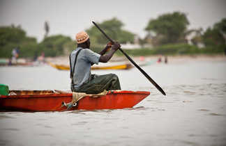 pêcheur sénégalais sur une braque au Sénégal