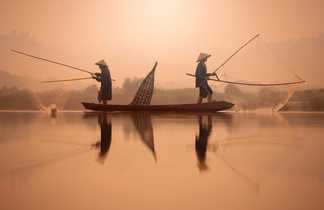 Pêcheurs traditionnels sur le Mékong au Vietnam