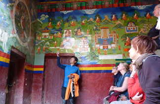 Peintures murales dans les grottes d'ermites à Saspol en Inde Himalayenne