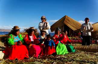 péruviens près du lac Titicaca en habits traditionnels qui chantent au Pérou