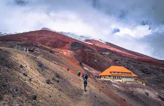 Petit groupe de randonneur en marche au refuge à 5000 mètres d'altitude  lors de l'ascension du Cotopaxi en Equateur