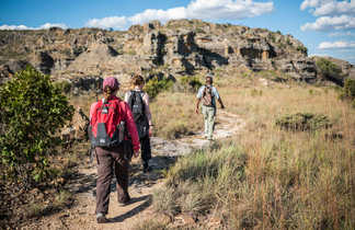 Petit groupe de randonneurs dans le parc national d'Islalo à Madagascar