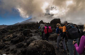 Petit groupe de randonneurs lors de l'ascension du Kilimandjaro sur la voie Shira en Tanzanie