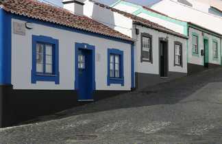 Petite rue à l'architecture typique sur l'île de Terceira Açores