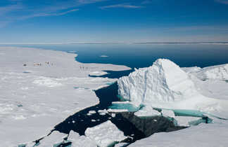 Photo aérienne par drone de la banquise près du parc national de Sirmilik au Nunavut, Canada