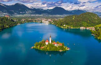 photo du lac dans le village de Bled en Slovénie