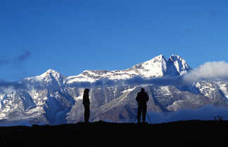 Photographes devant les montagnes du Khumbu, au lever du jour