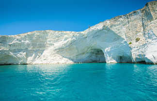 photographie de falaises blanches sur l'île de Milos