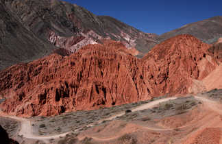 Piste entre montagnes rouges du nord de l'Argentine
