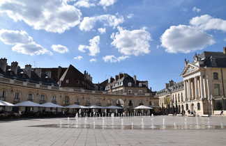 Place de la libération à Dijon avec les fontaines en premier plan