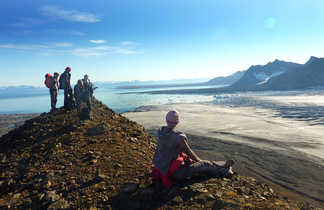 Point de vue lors d'une randonnée au Spitzberg, vue sur le glacier de Svéabreen et l'Isfjord