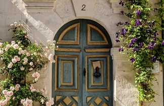 Ancienne Porte bleue et fleuris à Chablis