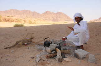 Préparation du thé par notre équipe locale dans le Wadi Rum