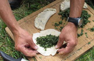 préparation d'un plat après une cueillette avec des plantes comestible pendant une randonnée en Auvergne