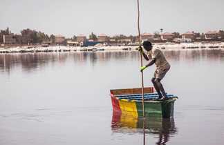 Ramasseur de sel sur le Lac Rose au Sénégal