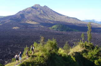 Randonnée à travers les champ de lave noire sur le flanc du volcan Batur