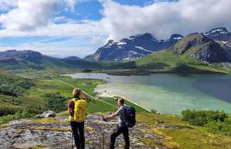 Randonnée dans les montagnes de Norvège dans les Lofoten