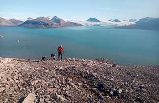 Randonnée sur les hauteurs de Pyramiden avec vue sur le Billefjord et Nordenskioldbreen