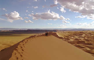 randonneur dans un désert en Mongolie