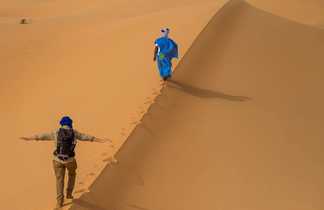 Randonneur et son guide local dans les dunes, Mauritanie
