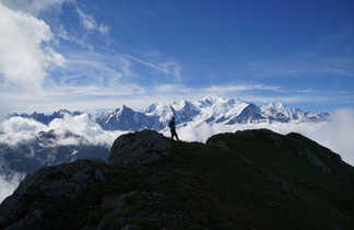 Randonneur face au Mont-Blanc