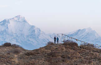 Randonneurs admirant la vue sur un sommet au Népal
