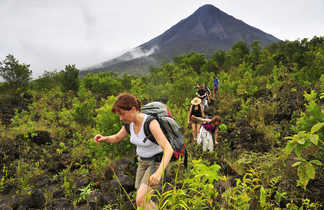 randonneurs au pied du volcan Arenal