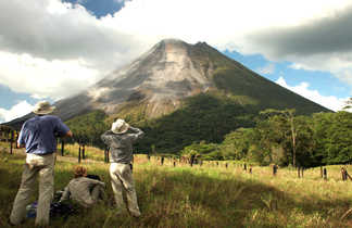 Randonneurs au pied du volcan Arenal au Costa Rica
