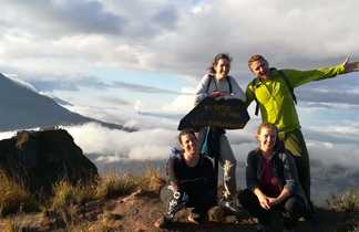 Randonneurs au sommet du mont Batur