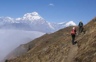 randonneurs dans la Chaîne de montagnes de Dhaulagiri au Népal