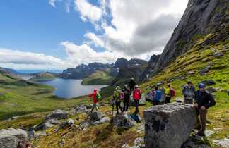 Randonneurs dans les îles Lofoten en Norvège