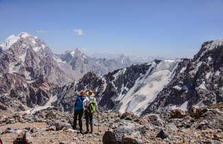 randonneurs dans les montagnes Fann vues depuis la route du col de Chimtarga, au Tadjikistan