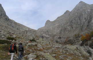 Randonneurs dans une montée au Mercantour dans les Alpes du Sud en France
