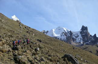 Randonneurs en route pour le Col Cuyoc, à 5000 mètres d'altitude, sur le Tour du Huayhuash