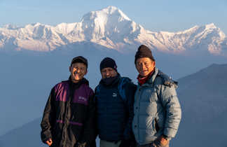 Randonneurs et le guide devant Dhaulagiri au Népal