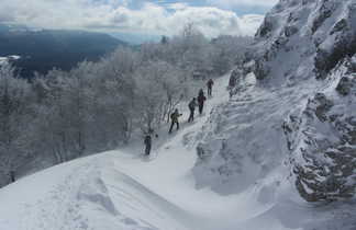 randonneurs qui montent le Vercors Massif de montagnes en France