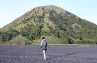 randonneuse qui marche vers le volcan Gunung Batoken Indonésie