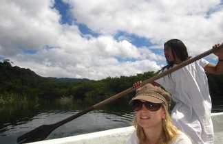 randonneuse qui se fait transporter en barque sur le Lacandona au Mexique