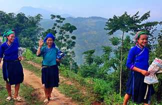 Rencontre avec des femmes sur un chemin au nord Vietnam