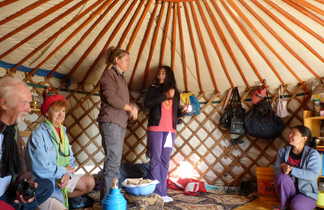 rencontre entre les randonneurs et la population locale en Mongolie