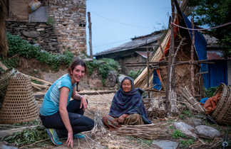 Rencontre entre une népalaise et une randonneuse dans un village au Népal