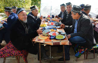 repas de mariage dans un village de montagne