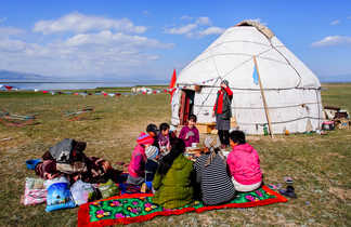 Repas kirghiz devant une yourte