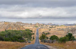 Route traversant le parc national d'Isalo à Madagascar