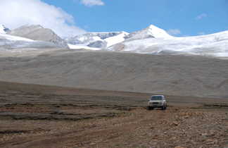 Route vers Nyalam, dans les hauts plateaux tibétains au Tibet