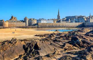 Saint Malo vue de la plage, en Bretagne, en France