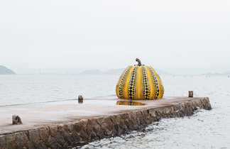 Sculpture de Yayoi Kusama sue l'île de Naoshima au Japon